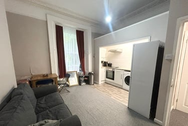 1 bed flat, North Road East, North Hill, Plymouth, PL46AS - Image 1